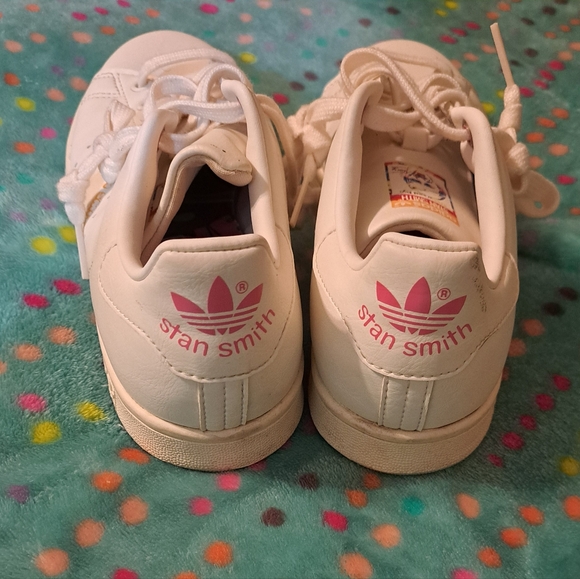 Excellent condition Stan Smith Adidas size 6 sneakers. - Picture 2 of 8